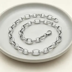 Bijoux en chaîne à maillons ovales en acier poli montrant la texture et le fermoir