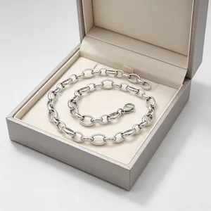 Gros plan d'une chaîne en acier inoxydable poli dans un coffret à bijoux élégant