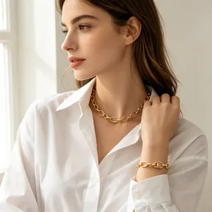 Détail d'un ensemble collier et bracelet en chaîne d'acier inoxydable sur un mannequin