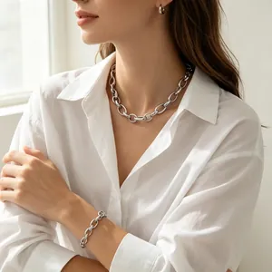 Détail d'un mannequin portant un collier et un bracelet à gros maillons en acier