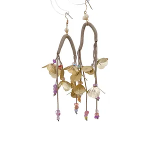 Pendientes boho de cuerda de algodón con pétalos dorados y cuentas de acrílico de colores