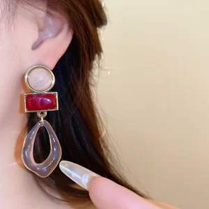 Vue détaillée de boucles d'oreilles pendantes géométriques en acrylique style vintage