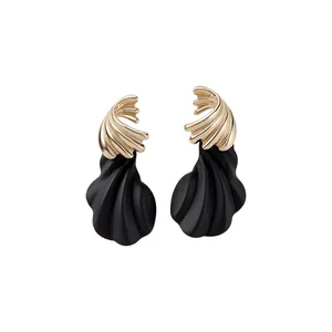 Elegantes pendientes vintage geométricos irregulares en negro mate y acabado dorado
