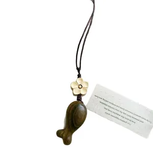 Collana artigianale con ciondolo pesce in legno e accento floreale in stile etnico retrò