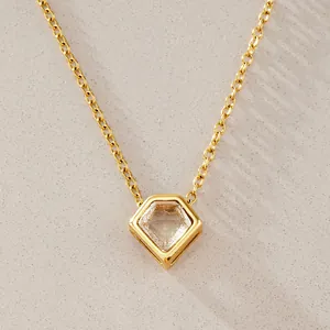 Detailansicht einer goldenen Titanstahlkette mit geometrischem Zirkonia-Anhänger