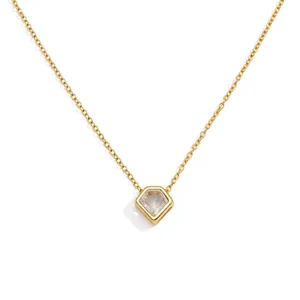Elegante vergoldete Titanstahlkette mit einem klaren geometrischen Zirkonia-Anhänger