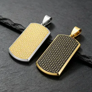 Gros plan sur la texture industrielle de pneu des pendentifs en acier titane.