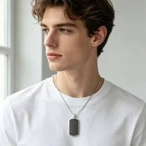Détail d'un collier plaque d'identité en acier titane pour homme avec motif pneu