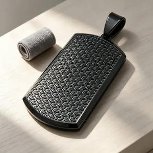 Détail d'un pendentif militaire en acier titane noir avec texture pneu