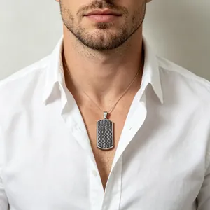 Gros plan d'un collier pour hommes en acier titane avec pendentif motif pneu noir