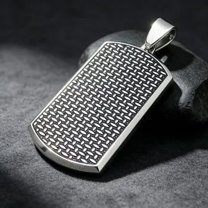 Détail rapproché du pendentif plaque militaire en acier titane avec motif de pneu