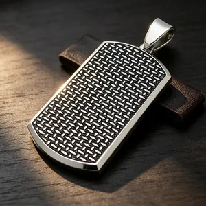 Gros plan d'un pendentif plaque militaire en acier avec motif de bande de roulement de pneu.