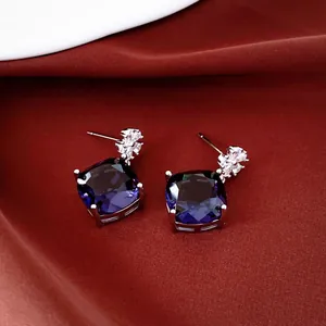 Élégantes boucles d'oreilles carrées en zircon bleu avec tige en argent et accents floraux