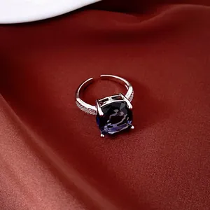 Bague en argent élégante avec zircon violet carré et anneau ajustable au doigt.