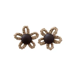 Boucles d'oreilles fleurs en corde tressée avec centre en résine de bois foncé vintage