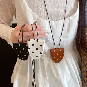 Minimalistische Leder-Brillenhalter-Halskette mit Punkten in Schwarz, Weiß und Braun