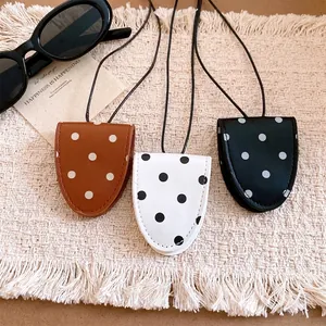 Polka-Dot-Brillenclip-Halskette aus Leder in den Farben Braun, Weiß und Schwarz.