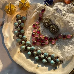 Elegante vintage sieradencollectie met 14k vergulde kettingen en pareloorbellen