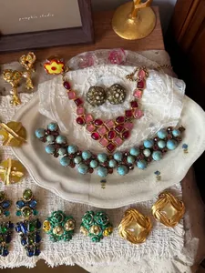 Macro-weergave van een vintage 14k vergulde sieradenset met kleurrijke stenen