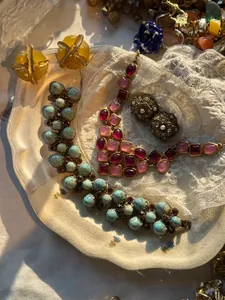 Close-up van elegante vintage sieradencollectie met turquoise kralen op kanten achtergrond