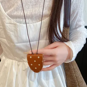 Braune Lederhalskette mit Polka-Dots als Brillenhalter Modeaccessoire für Damen.