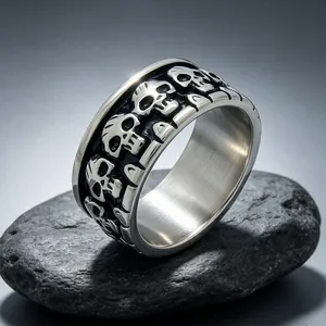 Détail d'une bague tête de mort vintage en acier inoxydable pour hommes avec motifs gravés