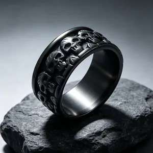 Vue détaillée d'une bague en acier noir avec motifs de crâne gravés sur une pierre