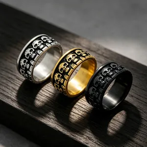 Vue détaillée de trois bagues tête de mort pour hommes en acier, argent, or et noir.