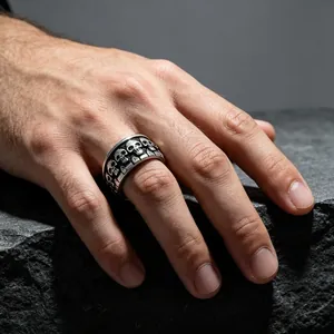 Gros plan d'une bague tête de mort pour homme en acier au style gothique et hip-hop
