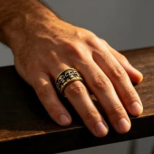 Gros plan détaillé d'une bague tête de mort en acier titane doré pour hommes.