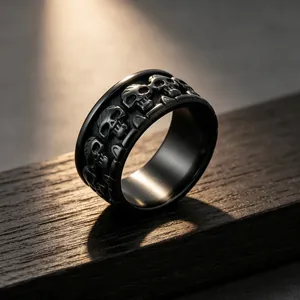 Gros plan détaillé d'une bague gothique pour homme en acier avec motifs de crânes