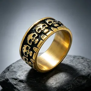 Gros plan d'une bague tête de mort en acier titane doré avec détails en relief.