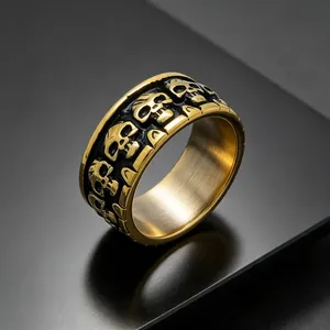 Détail macro d'une bague tête de mort en acier inoxydable pour homme, or vieilli.