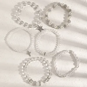 Detail des mehrlagigen Kristall-Perlenarmband-Sets mit Stern- und Kreuz-Silberanhängern