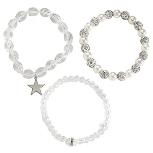 Detailansicht des dreiteiligen Perlenarmband-Sets mit Perlen und silbernem Sternanhänger