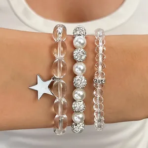 Detailansicht eines Armband-Sets mit klaren Kristallen, Perlen und einem Sternanhänger