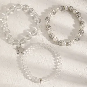 Detailansicht eines dreiteiligen Sets aus Kristall- und Perlenarmbändern mit Sternanhänger