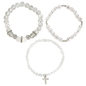 Detaillierte Ansicht des Kristall- und Perlenarmband-Sets mit silbernem Kreuzanhänger