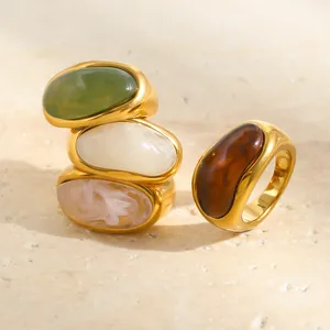 Vista detallada de anillos retro de acero inoxidable con piedras acrílicas de colores