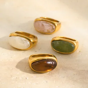 Anillos vintage de acero dorados con piedras ovaladas de resina de colores