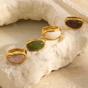 Vista de detalle de anillos vintage de acero inoxidable con baño de oro 18K y piedras de acrílico