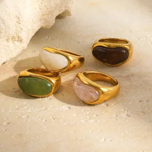 Conjunto de anillos vintage de acero bañados en oro de 18k con incrustaciones de colores