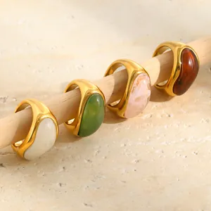 Detalle de anillos vintage de acero inoxidable chapado en oro de 18k con piedras de acrílico.