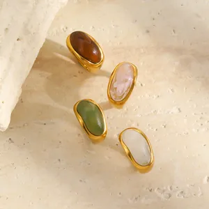 Detalle de anillos de acero inoxidable chapados en oro 18K con piedras acrílicas