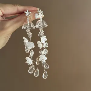 Vue détaillée de boucles d'oreilles muguet avec glands de fleurs translucides style fée