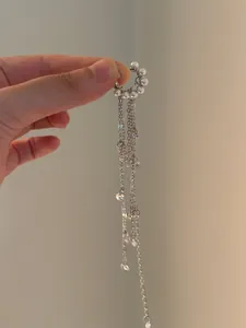 Eleganter französischer Perlen-Ohrclip mit langen Quasten-Details