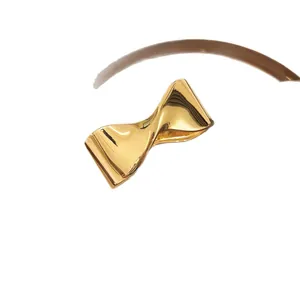Elegante brazalete abierto moderno de metal dorado con diseño geométrico para mujer