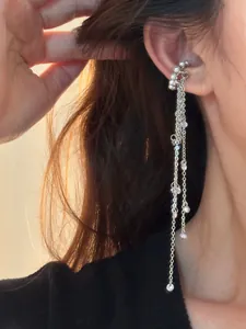 Detailansicht eines eleganten französischen Luxus-Perlen-Quasten-Ohrclips am Ohr