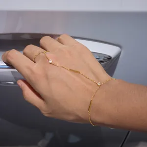 Vue détaillée du bracelet de doigt en acier inoxydable plaqué or avec zircon et barres