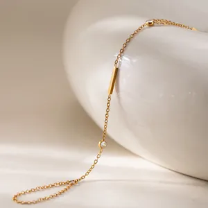 Bracelet de doigt élégant en acier inoxydable plaqué or 18k avec zircons et barrettes